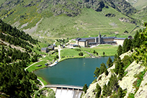 Vistes a l´estany i al santuari de Núria des del mirador.