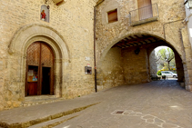 Plaça de l´església i portal de la Canal.