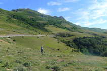 Avancem propers a la carretera per un antic camí.