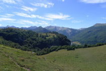 El massís de Larra-Belagua al fons.