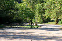 Zona de pícnic i aparcament de la font de la Mena.