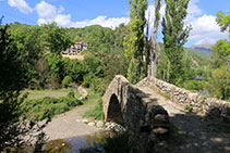 Pont de pedra amb Castilló de Tor al fons.
