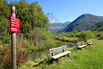 Uns bancs de fusta ens permeten descansar.