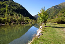 El camí avança plàcidament pel costat del riu.