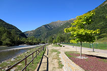 Passeig habilitat al costat del riu.