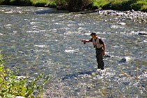 Un pescador dins del riu.