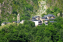 Vistes a Erill la Vall amb la seva església de Santa Eulàlia que sobresurt entre les cases.