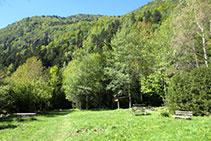 Zona de descans amb bancs i taules al Camí de l´Aigua.