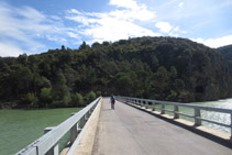 Creuem el pont de l´embassament de Terradets.