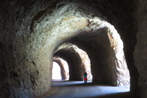 Caminem per l´interior d´un túnel excavat a la roca.