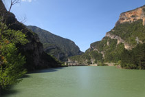 Vistes de la part baixa de l´embassament amb la presa al fons.