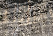 Cordada de dos escaladors abordant una de les moltes vies d´escalada que hi ha a Roca Regina.