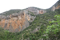 Vista del desnivell que haurem de superar per pujar fins al coll del Serrat Pedregós després de creuar el riu.