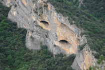 Curioses coves que s´han format a la roca calcaria.