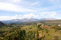 Inici de la pujada amb el poble d´Adons al fons.