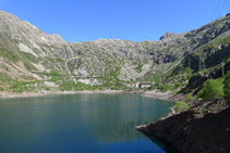 Vistes del circ de Sallente i l´embassament de Sallente -amb l´edifici del telefèric- des del petit aparcament on nosaltres comencem la ruta.