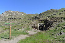 Des del trencall, agafem el Carrilet cap a l´esquerra i immediatament creuem un primer túnel. 