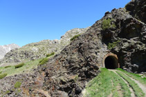 Túnel excavat a la roca.