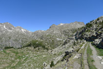 Camí del Carrilet i muntanyes de la capçalera de la Vall Fosca.