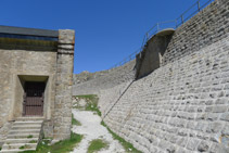 Caminem per la base de la presa.