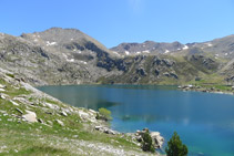En primer terme, l´estany Gento. Al fons, d´esquerra a dreta, el pic de Pala Pedregosa (2.874m) i el Montorroio (2.862m).