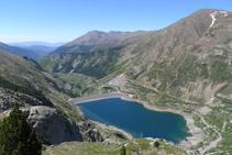 Vista de l´embassament de Sallente des de l´antic refugi-alberg de l´estany Gento.