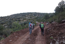 Comencem la ruta avançant per una pista de terra.