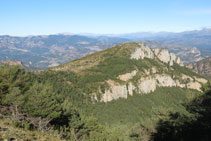 Cingleres a sota del cim del Montpedrós.