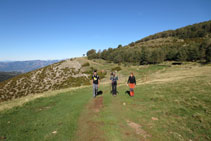 Avançant per la pista cap al refugi de Boumort.