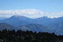 Boniques vistes des del cim: serra del Cadí, Pedraforca, Port del Comte,...