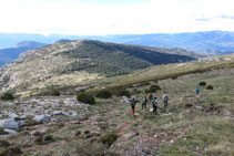 Baixem per un camí que es va perdent cap al coll de l´Era del Comú.