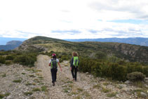 En direcció a la serra del Banyader, que ja intuïm a davant nostre.