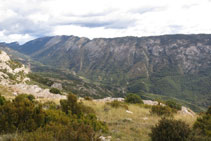 Vistes de la vall i la serra de Carreu.