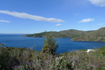 Vistes de la cala Montjoi, a mà dreta durant el primer tram de l´itinerari.