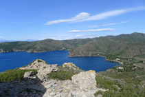 Vistes de la cala Montjoi des de la torre de Norfeu.