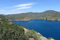 Badia de Jóncols amb la cala de Canadell i cala de Jóncols des de la Punta de la Trona.