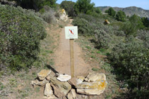 Camí de les Coves de les Encantades amb el pas tancat.