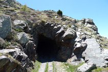 Túnel excavat a la roca.