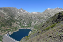 Mirada enrere, el circ de Sallente des del camí del Carrilet.