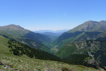 La Vall Fosca des del camí del Carrilet. A l´horitzó, el Montsec.