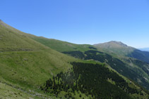 Podem distingir com el camí avança planer pel vessant de la muntanya.