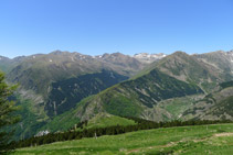 Vistes de la vall de Riqüerna, al vessant occidental de la Vall Fosca, des del camí del Carrilet.