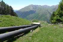 Canalitzacions que baixen cap a la central de Capdella.