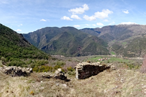 Restes del castell d´Arcalís i vistes de l´antiga baronia d´Estac.