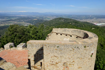 Vistes del Pirineu i la plana empordanesa des de Sant Miquel.