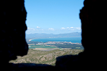 Vistes del golf de Roses i l´Escala entre dos merlets, des del camí de ronda del castell.