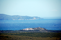 Massís del Montgrí, muntanya de Montgó amb la torre, golf de Roses i cap de Norfeu.