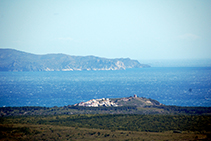 Massís del Montgrí, muntanya de Montgó amb la torre, golf de Roses i cap de Norfeu.