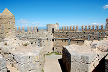 Vistes des de la torre SE del castell: pati d´armes, camí de ronda i torre NO.