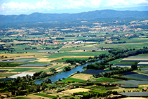 Plana al·luvial del Ter amb el massís de les Gavarres en darrer terme.